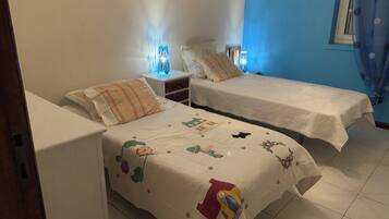 3 chambres, fer et planche Ă repasser