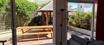 アパートメント80m2 +家具付きパティオ40 m2、無料WIFI、駐車場込み、6名、N°8 