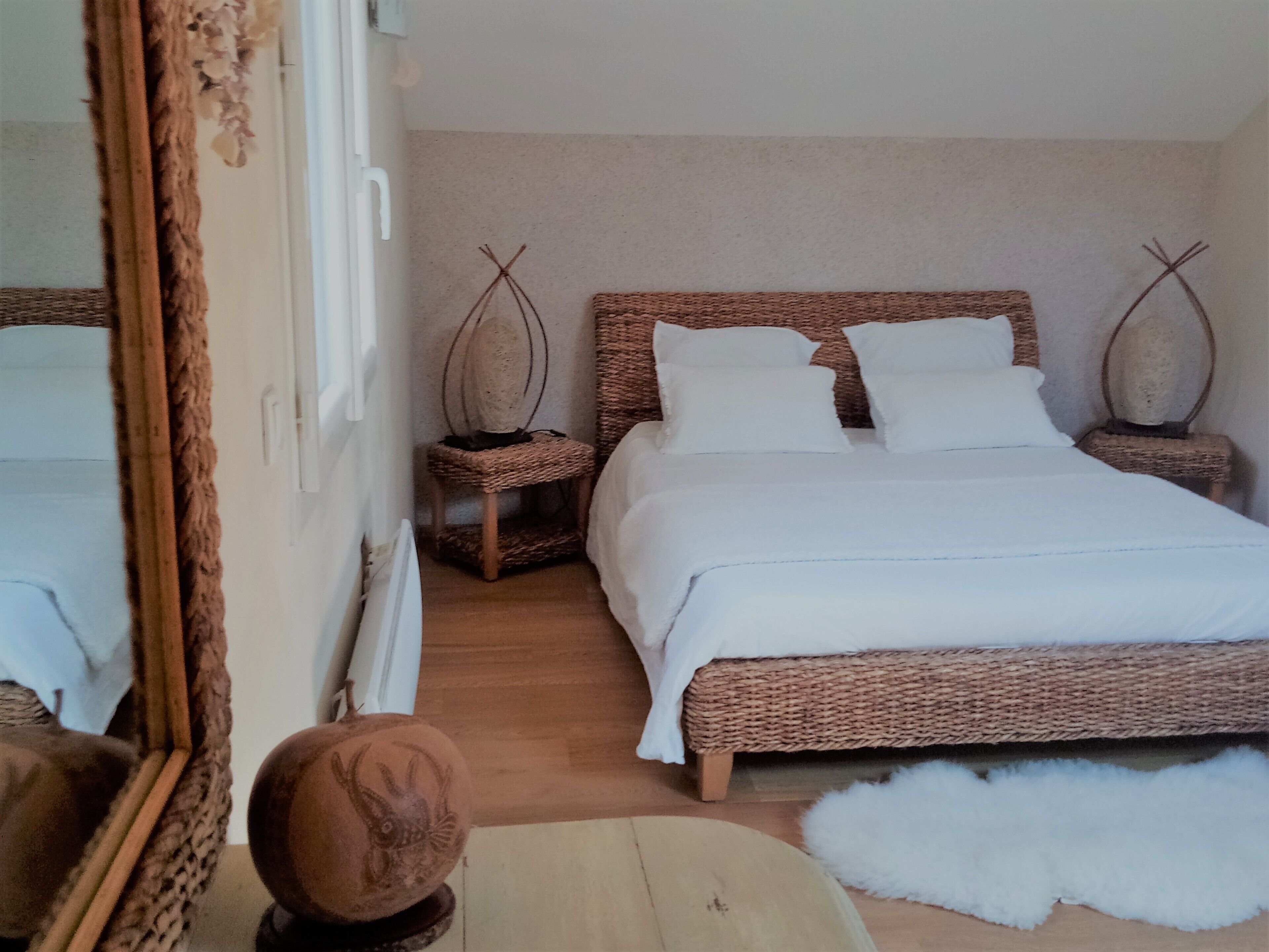 5 chambres, bureau, chambres insonorisées, fer et planche à repasser