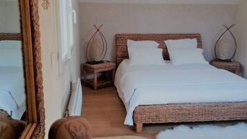 5 chambres, bureau, chambres insonorisées, fer et planche à repasser