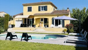 A two-story house with a swimming pool, outdoor seating, and a covered patio area. - Near Avignon, Comfortable villa with private pool, in Provence  (Althen-Des-Paluds)