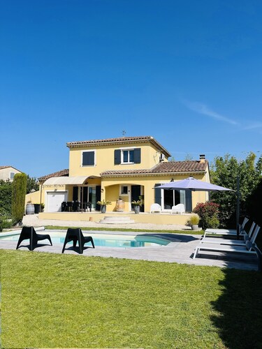 In der Nähe von Avignon, komfortable Villa mit privatem Pool, in der Provence 