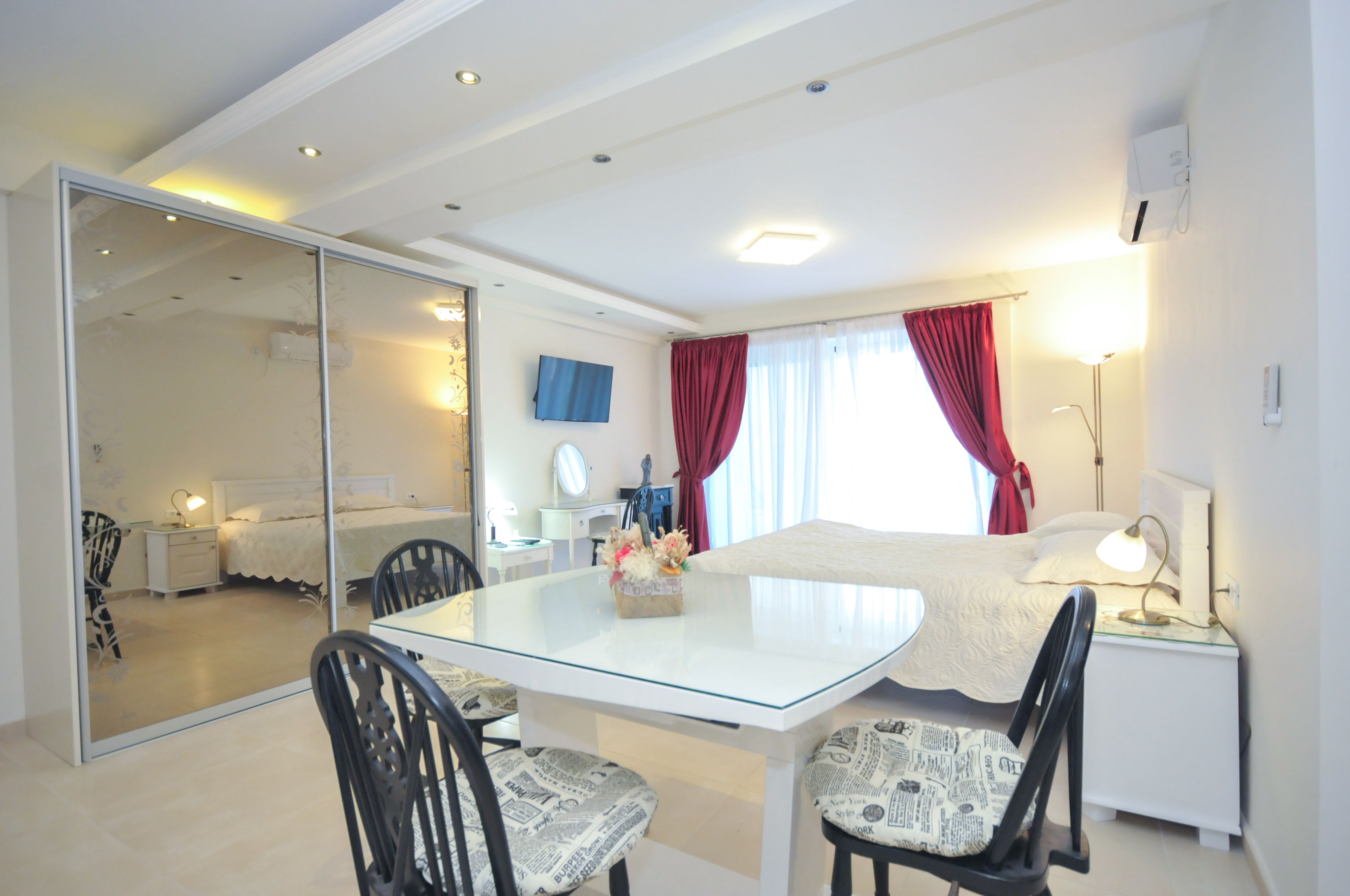 Deluxe studio, gedeeltelijk uitzicht op zee (St. George) | Dineren op de kamer