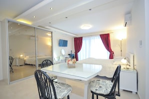 تناول الطعام داخل الغرفة