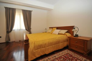 Un dormitorio con una cama de madera, una mesita de noche y una lámpara de noche.
