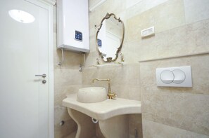 Ducha, artículos de tocador gratuitos, secador de pelo, pantuflas