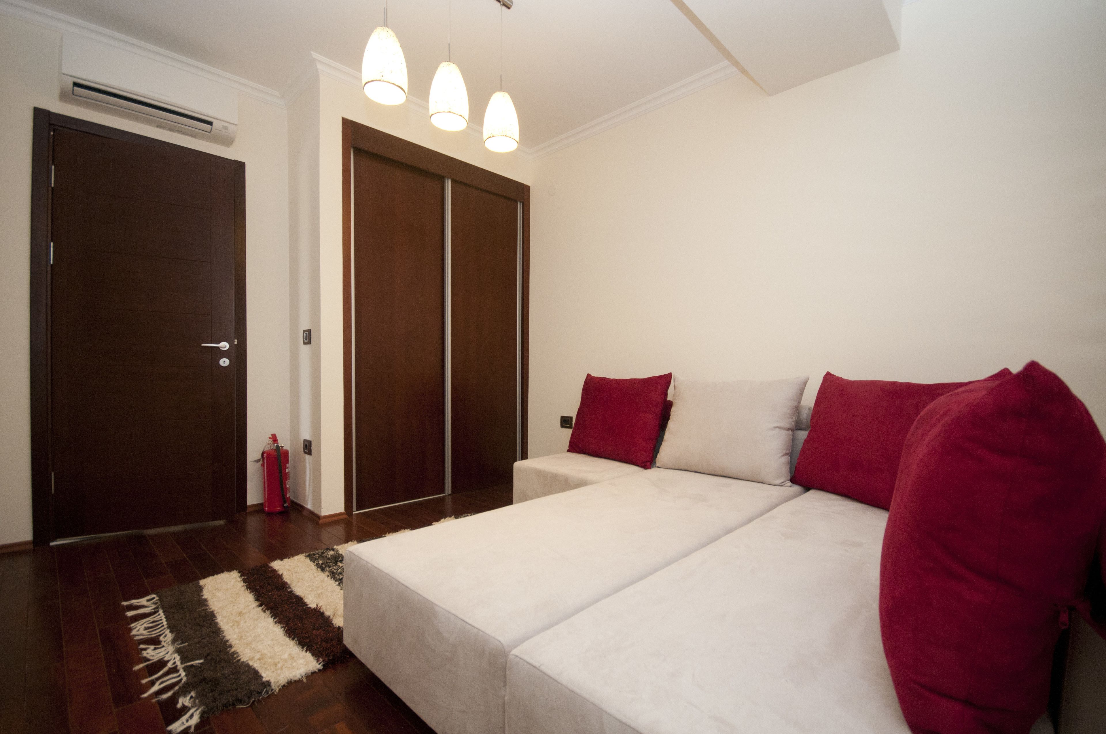 Un dormitorio con cama, armario y puerta.