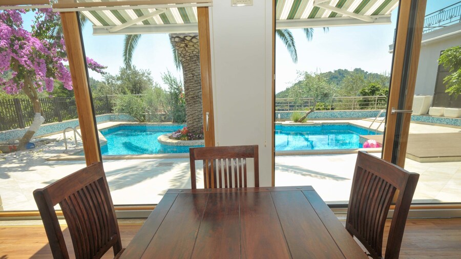 St. George Apartments and Villa with pool