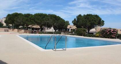 Family apt with pool, parking 700m from beach