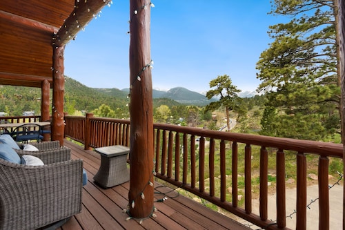 Luxury Cabin 4bdr Mtn and River Views. Private Hot tub, 2 blocks to downtown