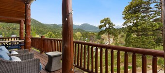 Luxury Cabin 4bdr Mtn and River Views.  Private Hot tub, 2 blocks to downtown