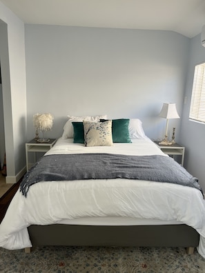 Tabla de planchar con plancha, wifi gratis y ropa de cama
