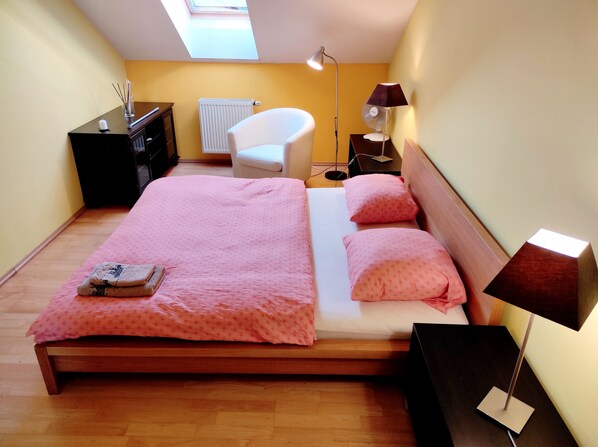 2 habitaciones, escritorio, tabla de planchar con plancha y wifi gratis 