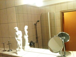 Duschwanne, Haartrockner, Handtücher, Seife
