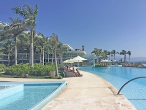 Utomhuspool och uppvärmd pool