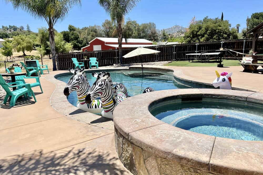Farm Stay Experience. 6 BDR - Barn Game Room, HotTub, Chickens, Farm Stand, Pool