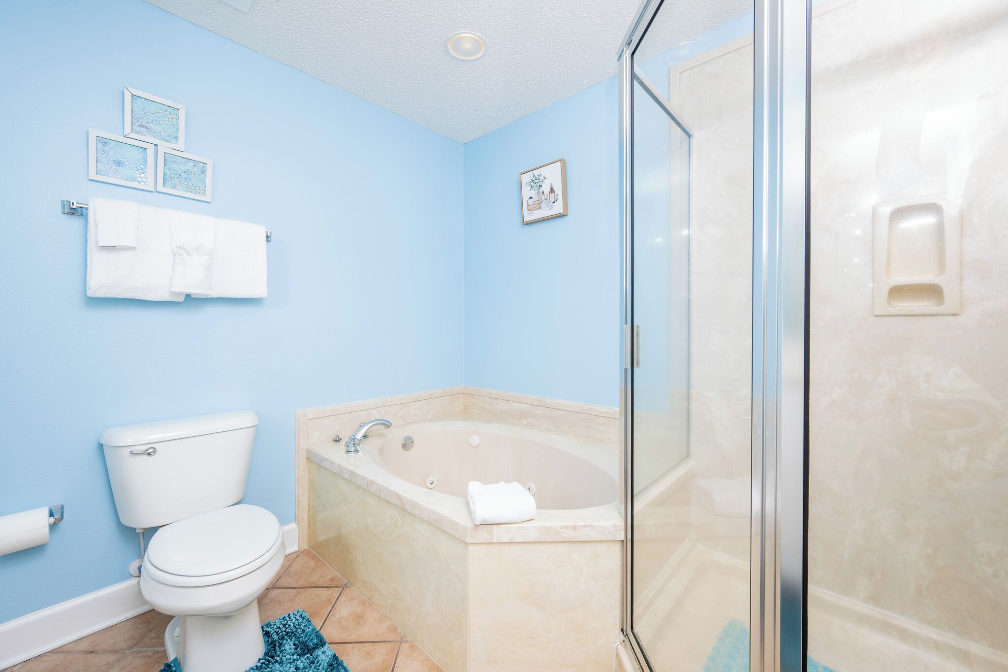 Une salle de bain comprenant des toilettes, une baignoire et une douche.