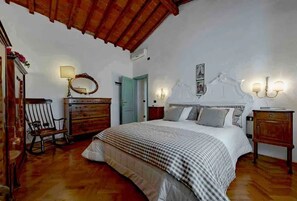 2 Schlafzimmer, Zimmersafe, Schreibtisch, Bügeleisen/Bügelbrett