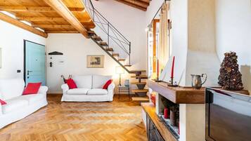 Smart TV, lettore DVD, libri, impianto stereo