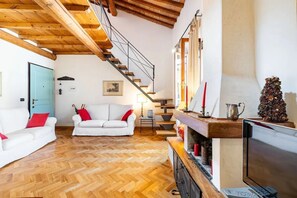 Smart TV, fireplace, DVD player, books - FAMILY FRIENDLY, 5 STARS, TOP LOCATION, A/C, FREE WI/FI 
SEE ALSO LISTING 92298  (Florence)