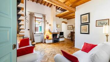 Smart TV, lettore DVD, libri, impianto stereo