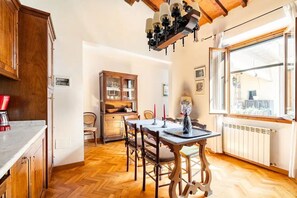 Dining - FAMILY FRIENDLY, 5 STARS, TOP LOCATION, A/C, FREE WI/FI 
SEE ALSO LISTING 92298  (Florence)