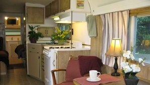 Kaffetrakter/tekoker, kjøleskap, ovn og kokeplater