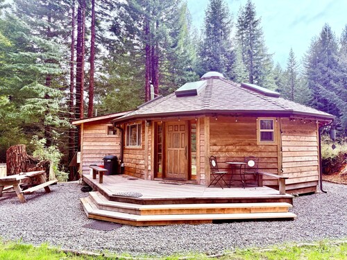 Airstream in the Redwoods, near River and Beaches w/ Hot Tub, Wifi, privacy...