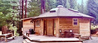 Airstream in the Redwoods, near River and Beaches w/ Hot Tub, Wifi, privacy...