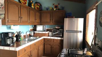 Full-size fridge, microwave, oven, stovetop