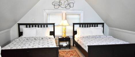 5 Schlafzimmer, Schreibtisch, Bügeleisen/Bügelbrett, Reisekinderbett