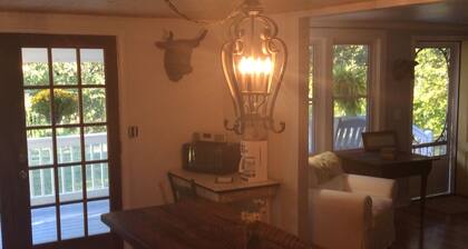 Robena's Place; Just 7 miles to Biltmore House or Downtown Asheville.