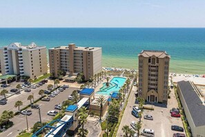 Un hôtel comprenant plusieurs bâtiments, une piscine et offrant une vue sur la plage.