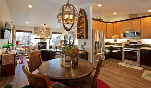 Fridge, microwave, oven, stovetop - Visit the Upper Hillside near Chugach State Park nature-rich yet convenient (Anchorage)