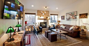 Smart TV, fireplace, DVD player, books - Visit the Upper Hillside near Chugach State Park nature-rich yet convenient (Anchorage)