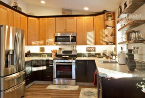 Fridge, microwave, oven, stovetop - Visit the Upper Hillside near Chugach State Park nature-rich yet convenient (Anchorage)