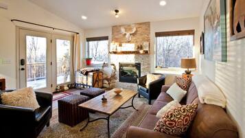 智能電視、壁爐、DVD 播放機、書籍