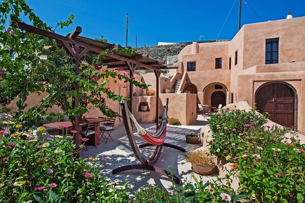 Outdoor dining - Azalea Houses Suite - Finikia traditional house (Oia)