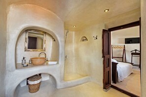 1 bedroom, internet, bed sheets - Azalea Houses Suite - Finikia traditional house (Oia)