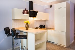Deluxe Apartment (Swarozyca 15b/12) | Private kitchenette | Full-size fridge, stovetop, dishwasher, electric kettle - Supreme Apartments Vossa (Szczecin)