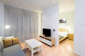 Superior-Apartment | Wohnbereich | Flachbildfernseher