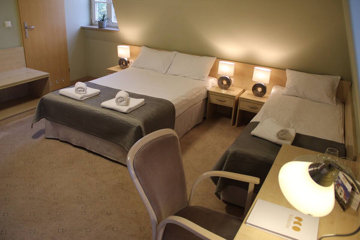Habitación cuádruple familiar, 1 habitación, vista al jardín | Escritorio, wifi gratis y ropa de cama 