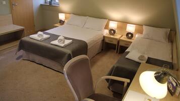 Neljän hengen perhehuone, 1 makuuhuone, näköala puutarhaan | Työpöytä, ilmainen Wi-Fi, vuodevaatteet