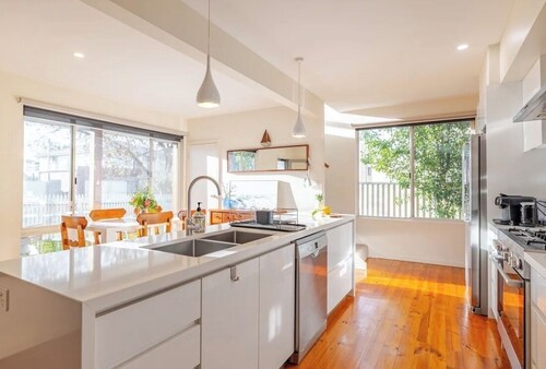 4 BRM House, Walk to Beach & Town/Pub, Free WiFi & Foxtel, Family Friendly