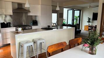 Refrigerador, microondas, horno y parrilla de estufa