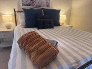 4 bedrooms, desk, iron/ironing board, travel crib - 4 BRM House, Walk to Beach & Town/Pub, Free WiFi & Foxtel, Family Friendly (St Leonards VIC)