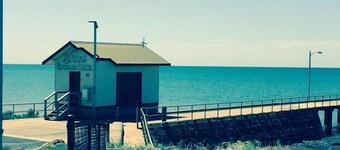 4 BRM House, Walk to Beach & Town/Pub, Free WiFi & Foxtel, Family Friendly