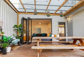 Outdoor dining - 4 BRM House, Walk to Beach & Town/Pub, Free WiFi & Foxtel, Family Friendly (St Leonards VIC)