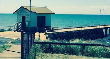 4 BRM House, Walk to Beach & Town/Pub, Free WiFi & Foxtel, Family Friendly