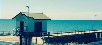 4 BRM House, Walk to Beach & Town/Pub, Free WiFi & Foxtel, Family Friendly